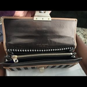 Henri Bendel wallet